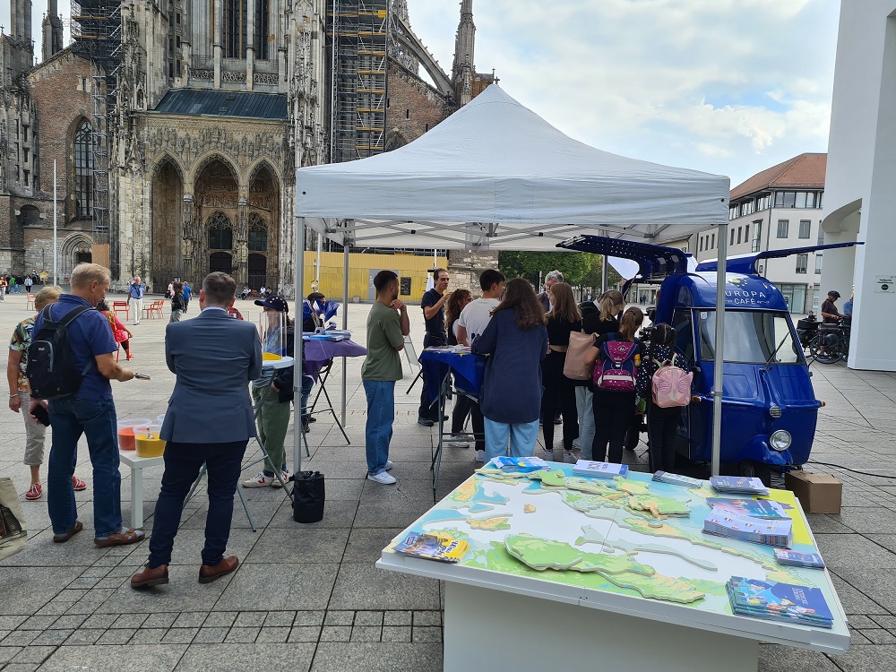 Viele Besucher*innen freuten sich über ein leckeres Heißgetränk  beim Europa Café auf dem Ulmer Münsterplatz