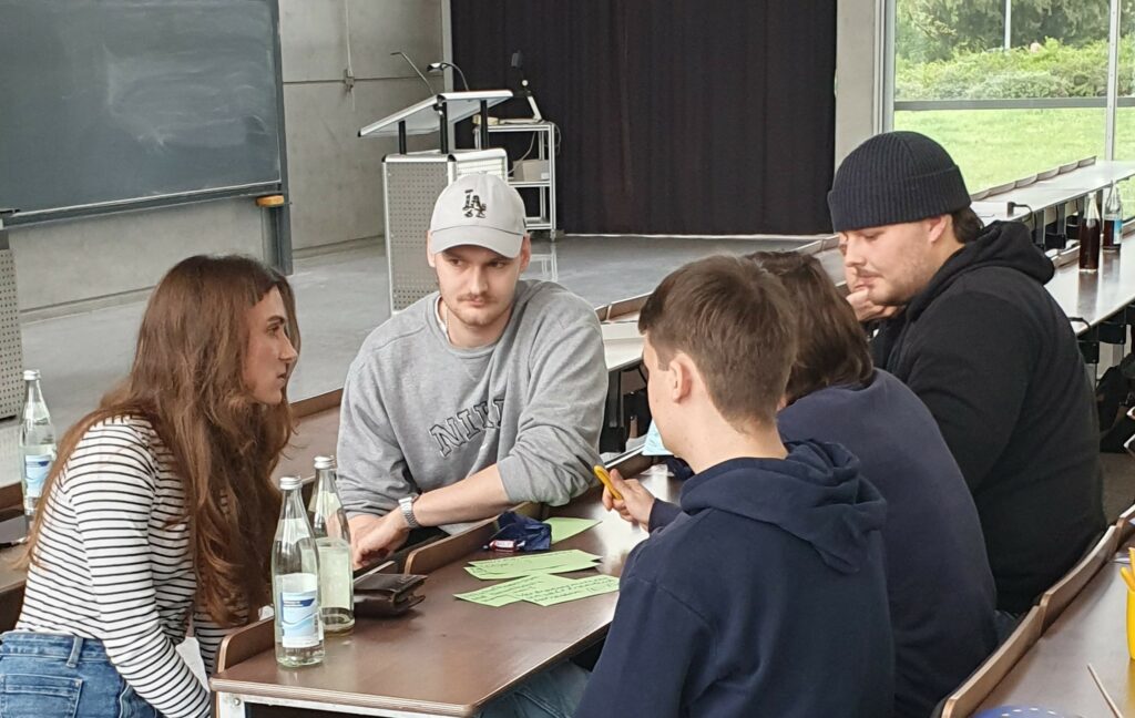 Foto: EUROPoint Ostalb
Nina Poppel im Gespräch mit einer Gruppe Teilnehmender