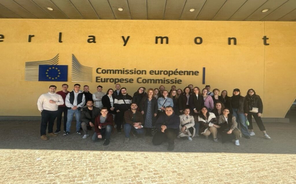 Gruppenfoto der Reisegruppe vor der Europäischen Kommission