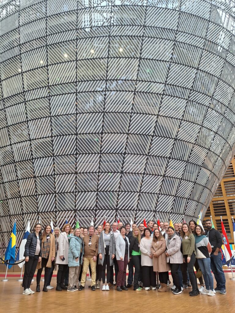 Den optischen Höhepunkt beim Besuch des Generalsekariats des Rates der Europäischen Union und Europäischen Rates bietet das Europa-Gebäude, mit dem mehrstöckigen beleuchteten Konferenzzentrum im Innern, das auch als Hermann van Rompuy „Laterne“ oder „Ei“ bekannten ist. Auf dessen rotem Teppich geben die Staats- und Regierungschefs nach einem Brüssel EU-Gipfel ihre Statements ab.