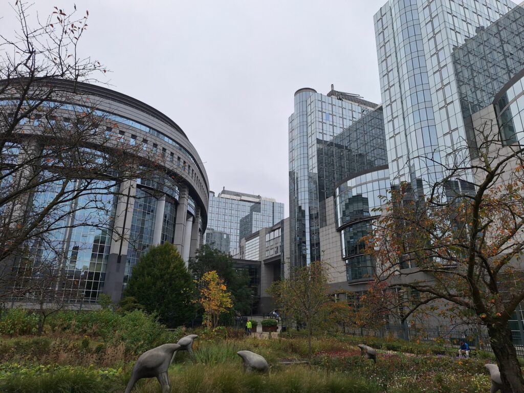 Das Gebäude des Europäischen Parlaments in Brüssel wurde vorgeblich als Messe- und Kongreßzentrum gebaut. „Weitsichtigerweise“ wurden aber bereits Dolmetschkabinen für mehr als 24 Amtssprachen vorgesehen – hier zu sehen in zwei Ebenen über den Abgeordnetenplätzen. Private Fotos dürfen nur außerhalb von Sitzungszeiten aufgenommen werden.