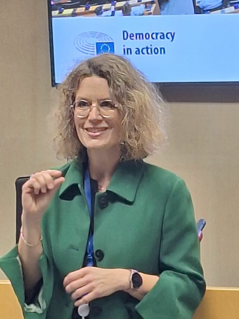 Das Brüsseler Programm startete mit einem Informationsbesuch im Europäischen Parlament, bei dem die neugewählte Europaabgeordnete Prof. Dr. Andrea Wechsler auf Pforzheim einen aktuellen Einblick in ihre Arbeit gab, die derzeit vor allem durch die Anhörungen der desginierten EU-Kommissare bestimmt ist. Der EU-Kommissionspräsidenten Ursula von der Leyen wurde bereits im Juli die Zustimmung für eine zweite Amtszeit erteilt.