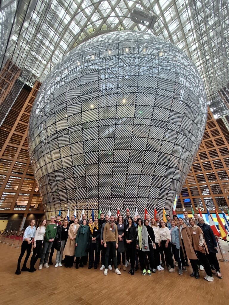 Die im Hintergrund zu sehenden hölzernen Fensterrahmen stammen aus Eichen aus 28 EU-Mitgliedstaaten.