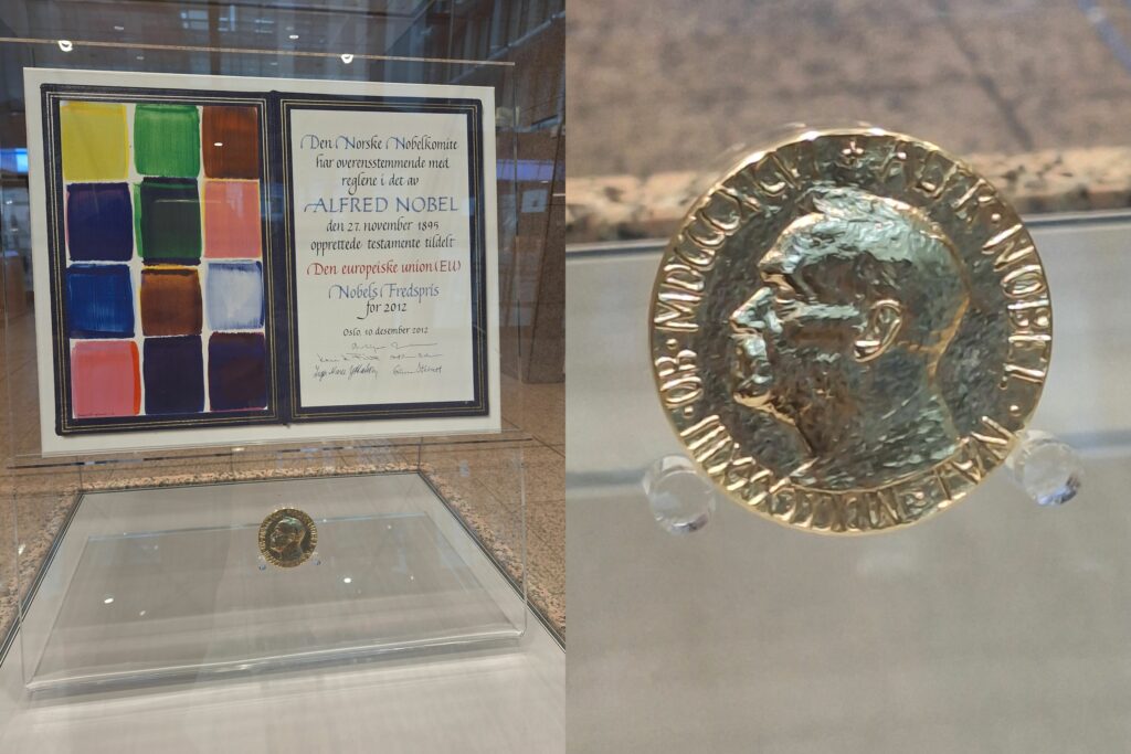 Im Justus-Lipsius-Gebäude des Rates können Besucher:innen die Medaille des Friedensnobelspreis der Europäischen Union sehen.