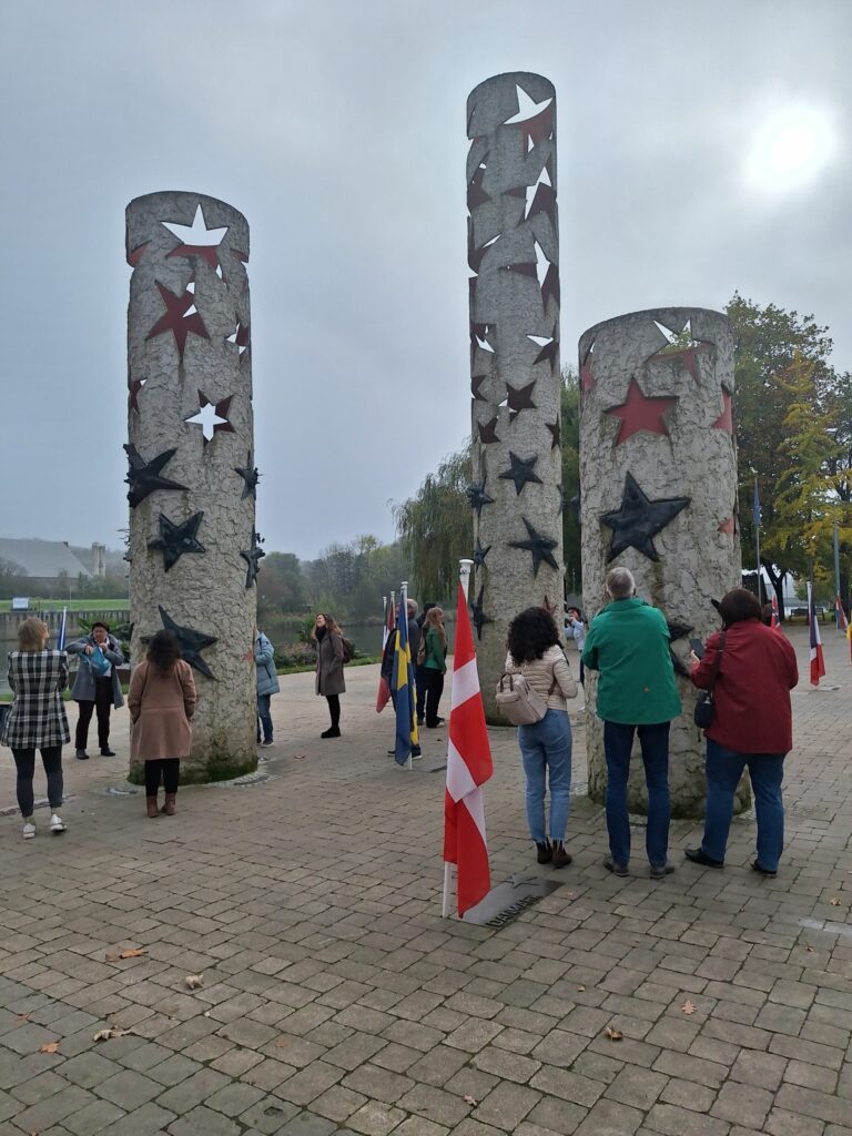 Die Anreise nach Brüssel erfolgte mit einem Zwischenstopp in Schengen. Das Schengenmusseum befindet sich derzeit in einer einjährigen Umbaupause. In der Außenanlage fanden besonders die drei „Schengenpfeiler“ das Interesse der Teilnehmenden.
