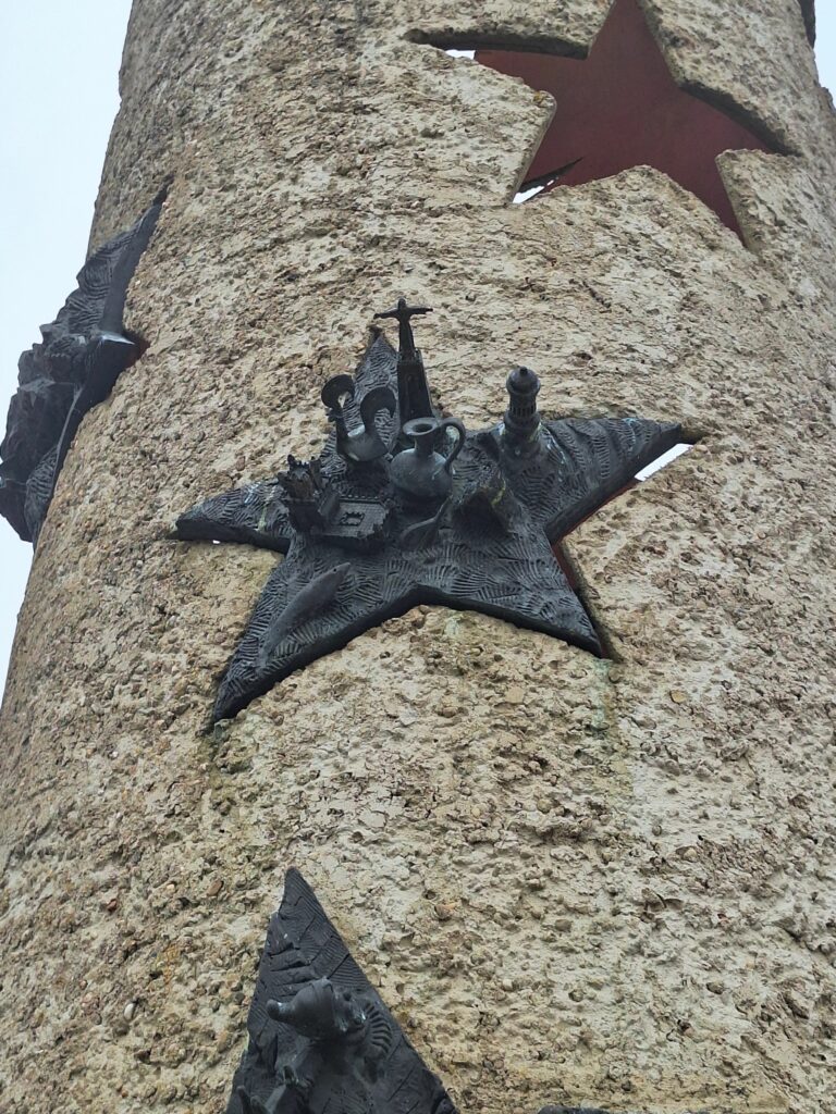 Jeder Mitgliedstaats des Schengenraumes wird durch einen Stern symbolisiert.  Offene Sterne stehen für zukünftige Mitglieder. Die Herausforderung an die Betrachter ist, in jedem Stern den entsprechenden Mitgliedstaat zu erkennen. Nicht alle Staaten lassen sich so leicht identifizieren, wie die hier abgebildeten.