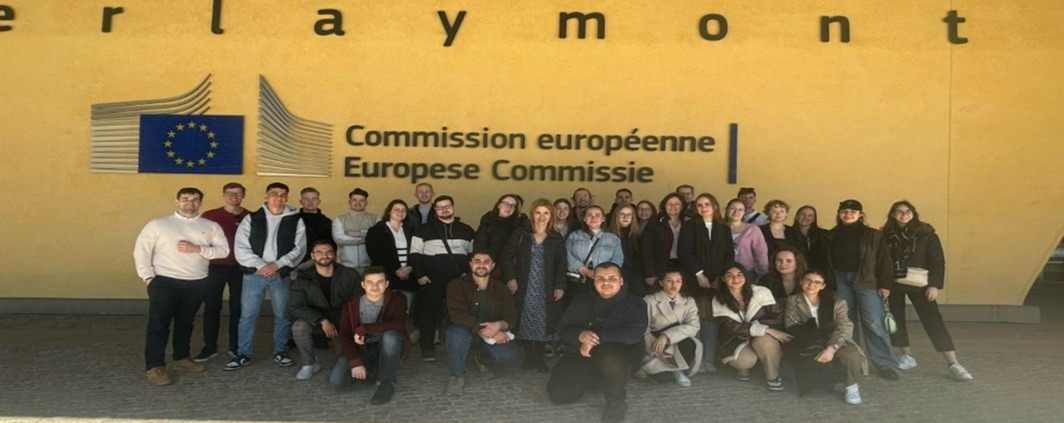Gruppenfoto der Reisegruppe vor der Europäischen Kommission