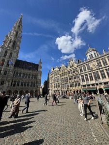 Grand-Place in Brüssel mit Blick auf das Rathaus