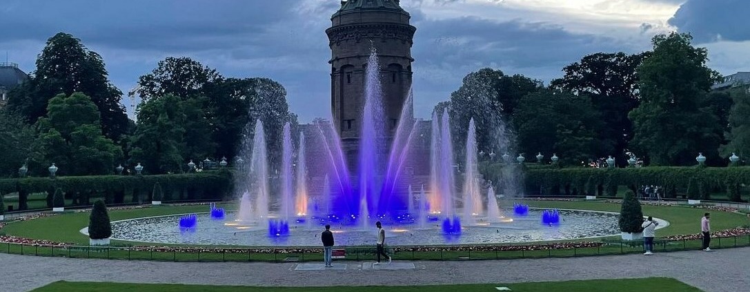 Fontänen des Wasserturms werben für Europawahl